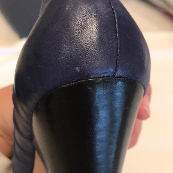 Royal Blue Vince Camuto heels with flower detail - Picture 6 of 8